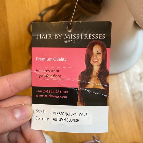 NWT V-Weft Blonde Extension Wig - Picture 6 of 10